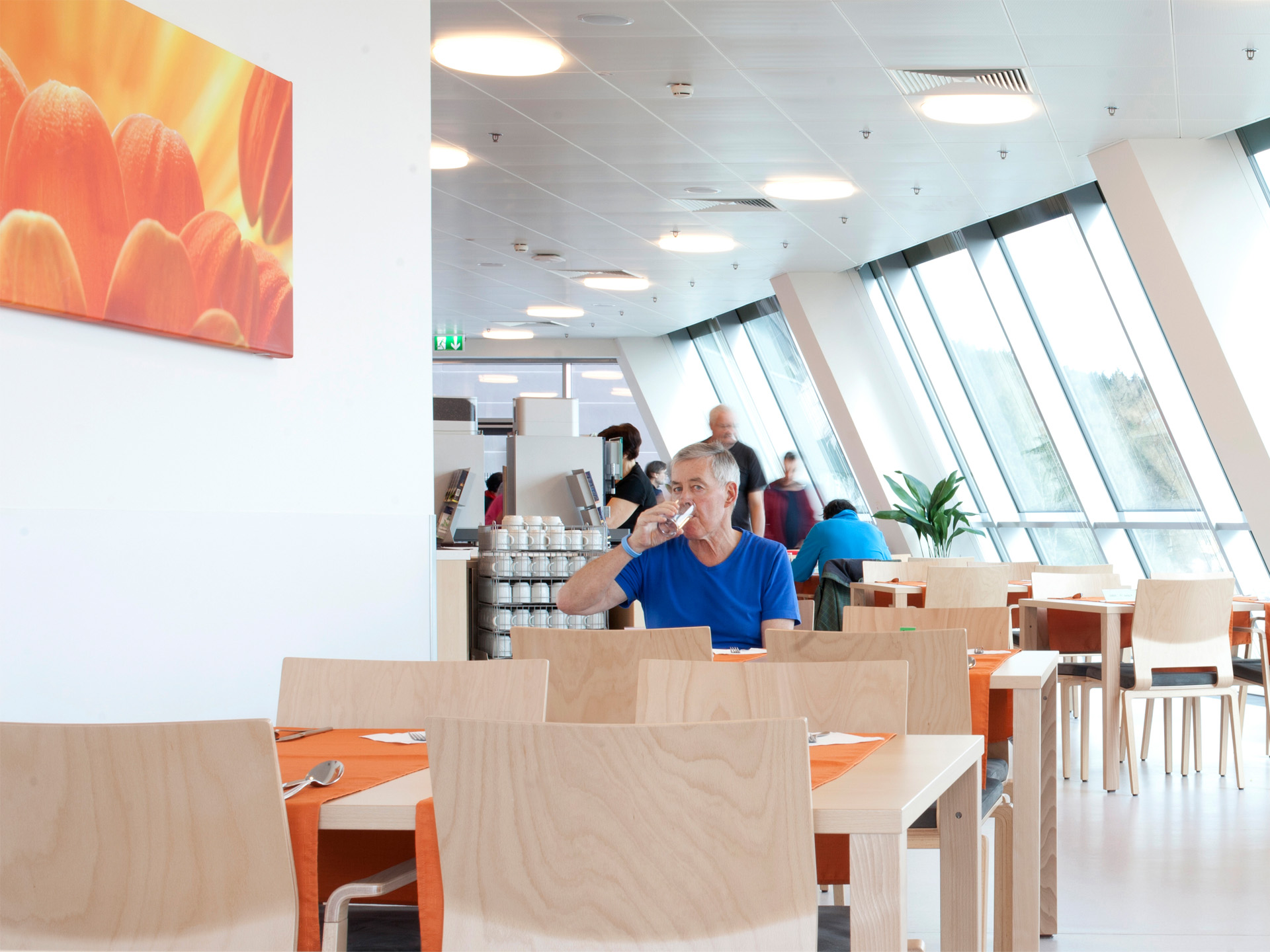 Patient sitzt in Cafeteria