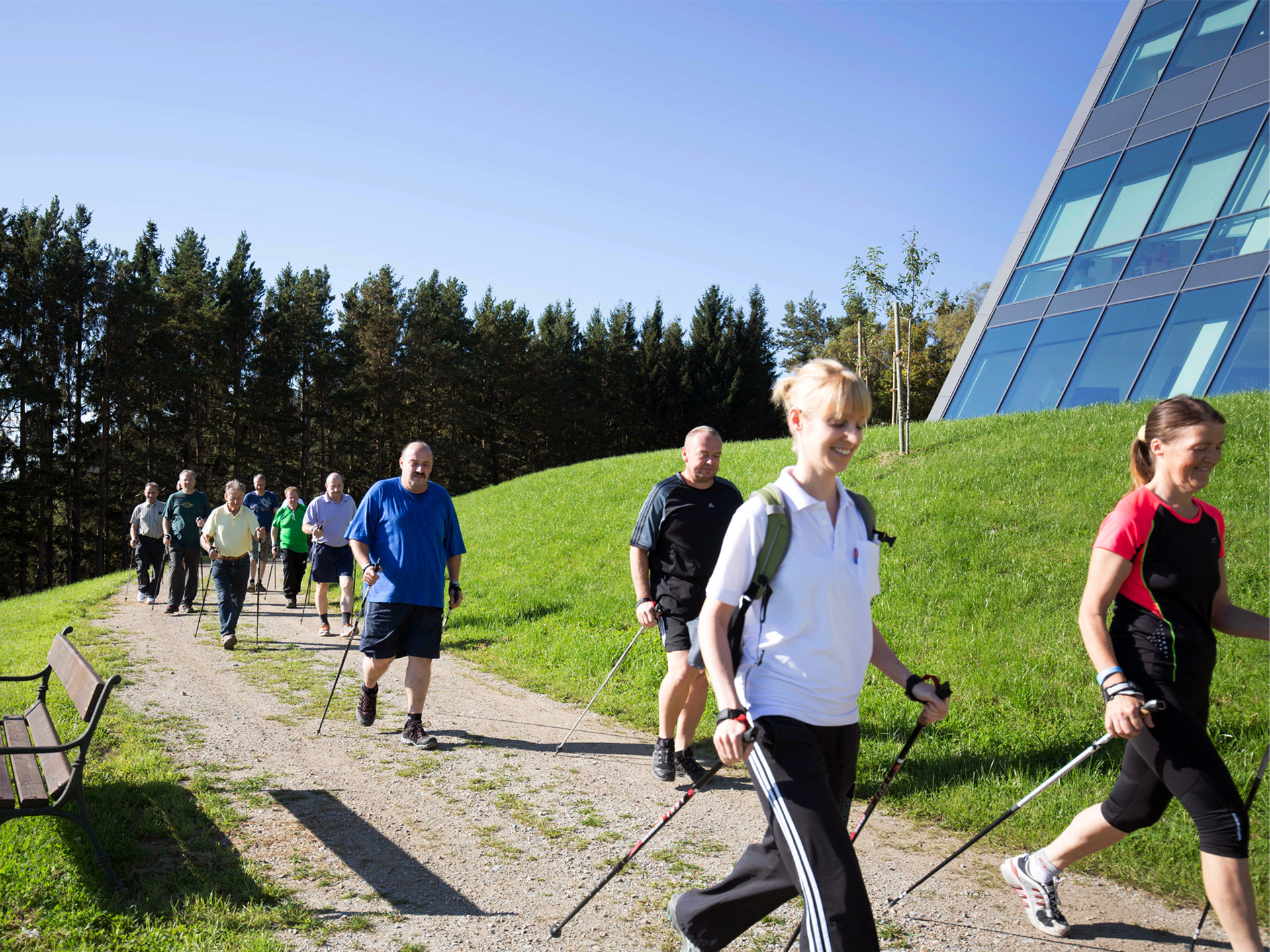 Nordic-Walking Gruppe draußen