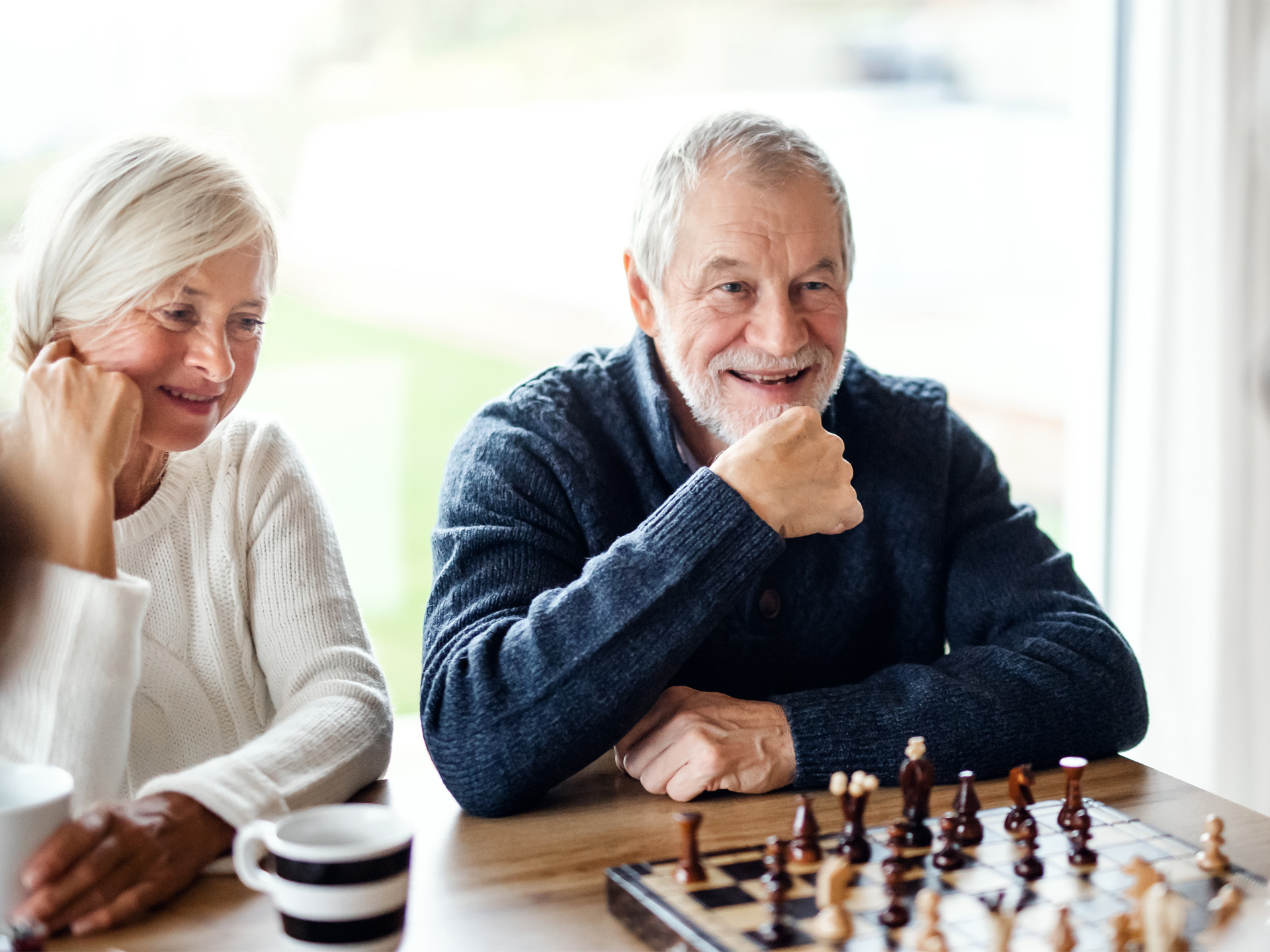 Mann und Frau spielen Schach